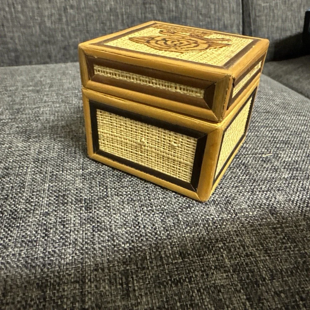 VINTAGE BAMBOO / WICKER SQUARE TRINKET BOX BAHAMAS ROSE Red‎ Fabric Lined 2.5